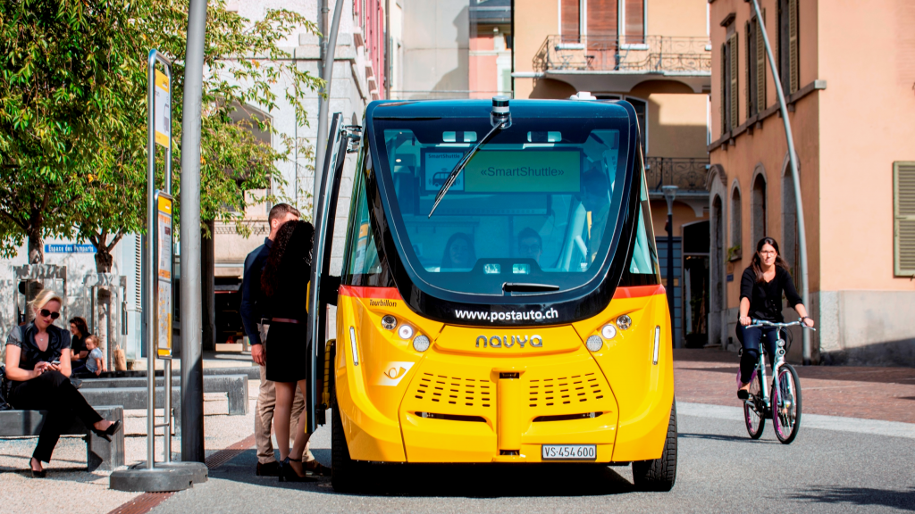 Ein SmartShuttle von PostAuto, unterwegs in Sion. (Bild: PostAuto)