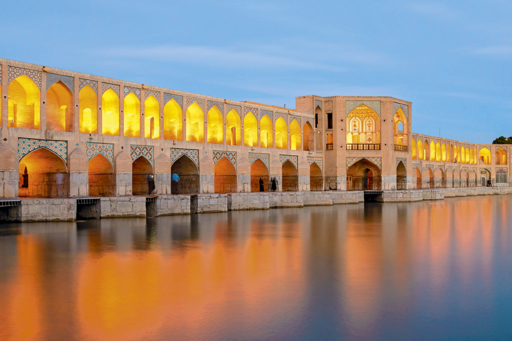 Pol-e Chādschu ist eine der bekanntesten Brücken in der iranischen Stadt Isfahan und eines ihrer Wahrzeichen