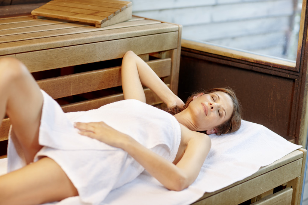 Frau in der Saune
